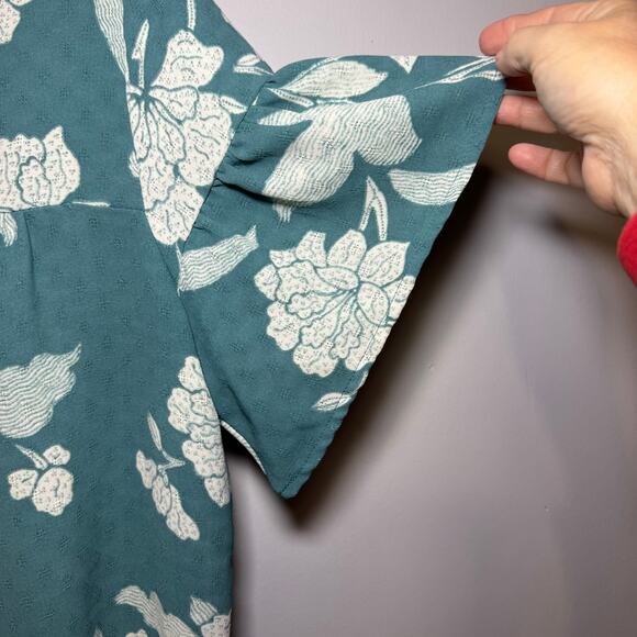 Wonderly V-neck blouse with a green and white floral print & flutter sleeves. 1X - Picture 4 of 8